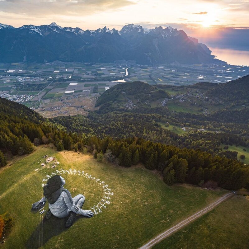 Швейцарский художник нарисовал в Альпах картину площадью три тысячи квадратных метров