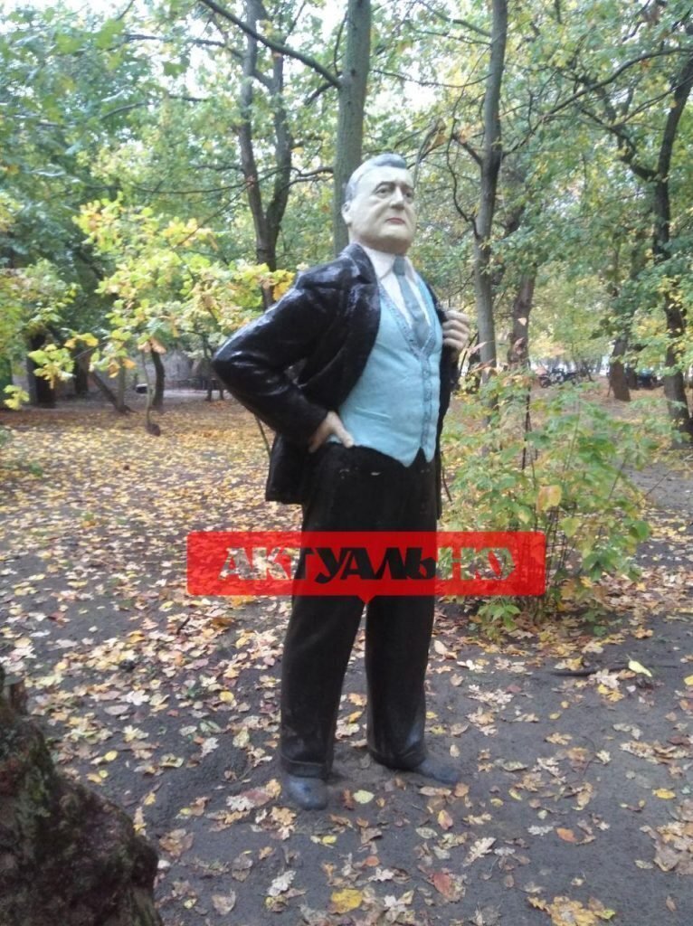 Памятник Ленину в Запорожье переделали в памятник Порошенко