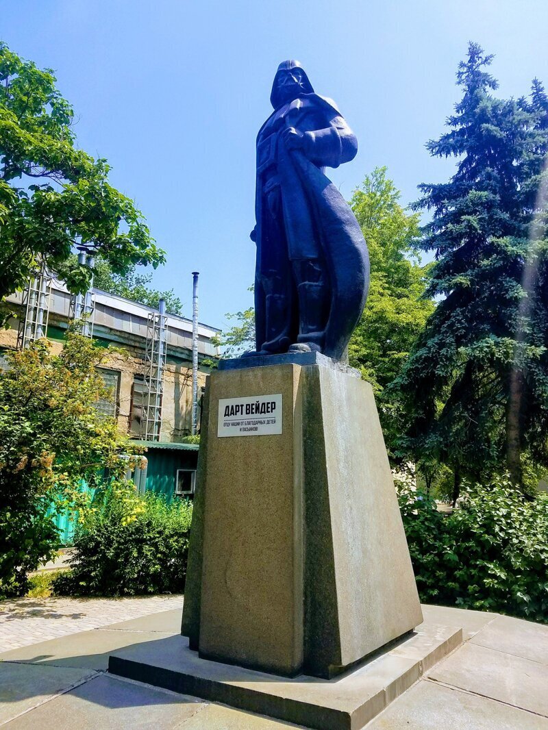 Одесса - памятник Ленина переделанный в Дарта Вейдера