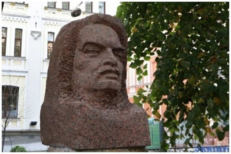 В украинской столице появился памятник писателю Оноре де Бальзаку, открытый в Киеве к его 220-летнему юбилею, переделанный из памятника Ленину