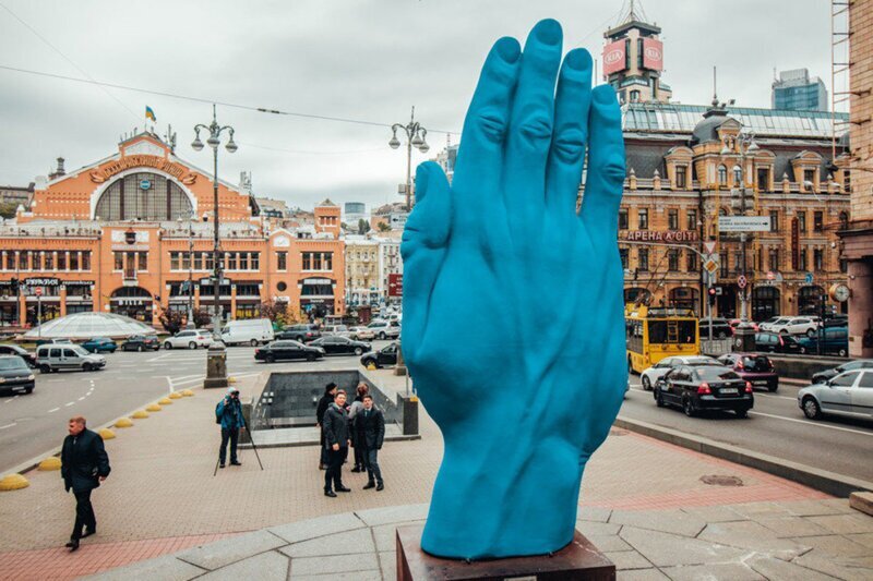 И снова Киев - арт-объект "Синяя рука" вместо бывшего памятника Ленину