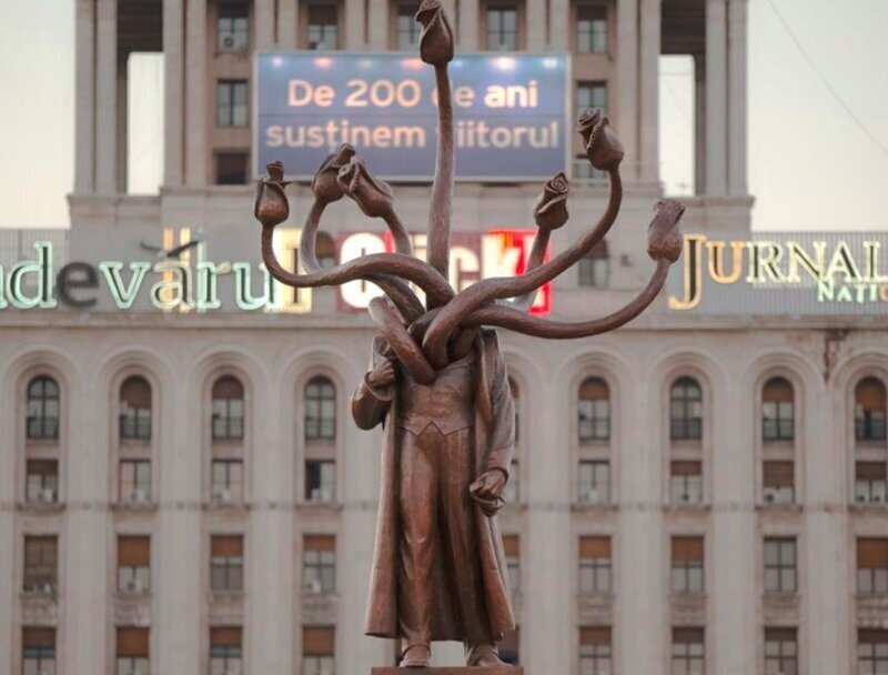 Памятник Ленину в Бухаресте превратили в многоголовую гидру