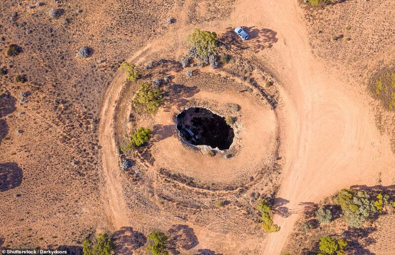 Глубокая воронка образовалась после обрушения известняковой пещеры на равнине Налларбор в Западной Австралии: