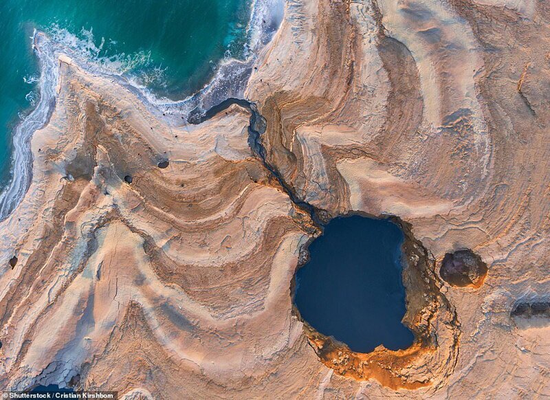 Существует более 5 000 воронок — некоторые глубиной до 7.5 метров, разбросанных по всему западному берегу Мертвого моря.