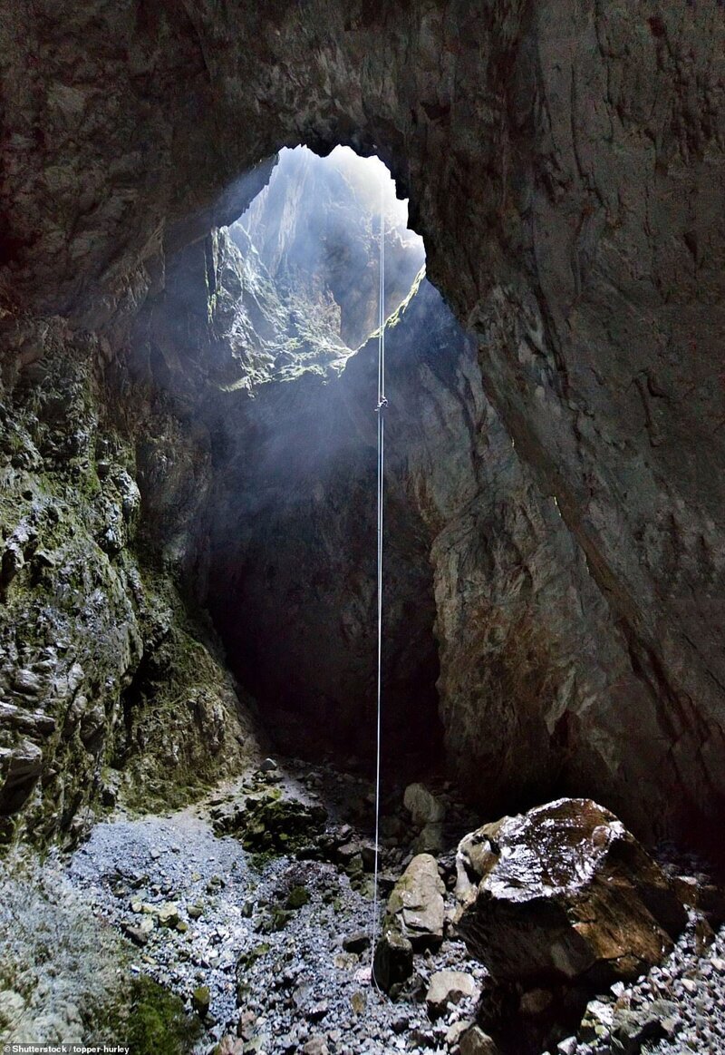 Самая глубокая вертикальная шахта Новой Зеландии — отверстие Харвудса. Глубина — 357 метров.