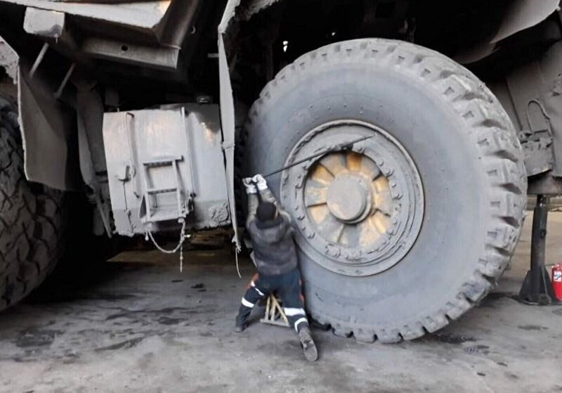 Отлетевшее во время ремонта колесо БелАЗа насмерть придавило водителя