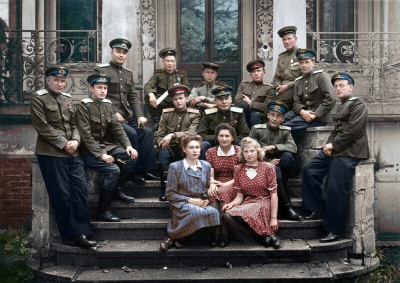 Советские офицеры в Германии, примерно 1946 год. Третий слева Герой Советского Союза Александр Васильевич Беляков.