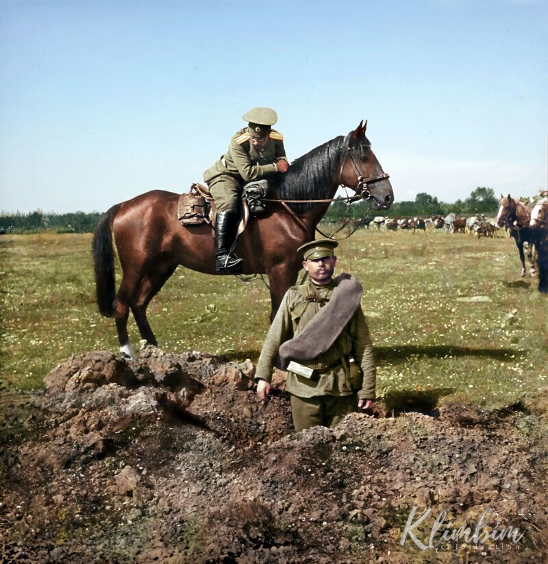 Солдат показывает воронку от снаряда, 1914 год.