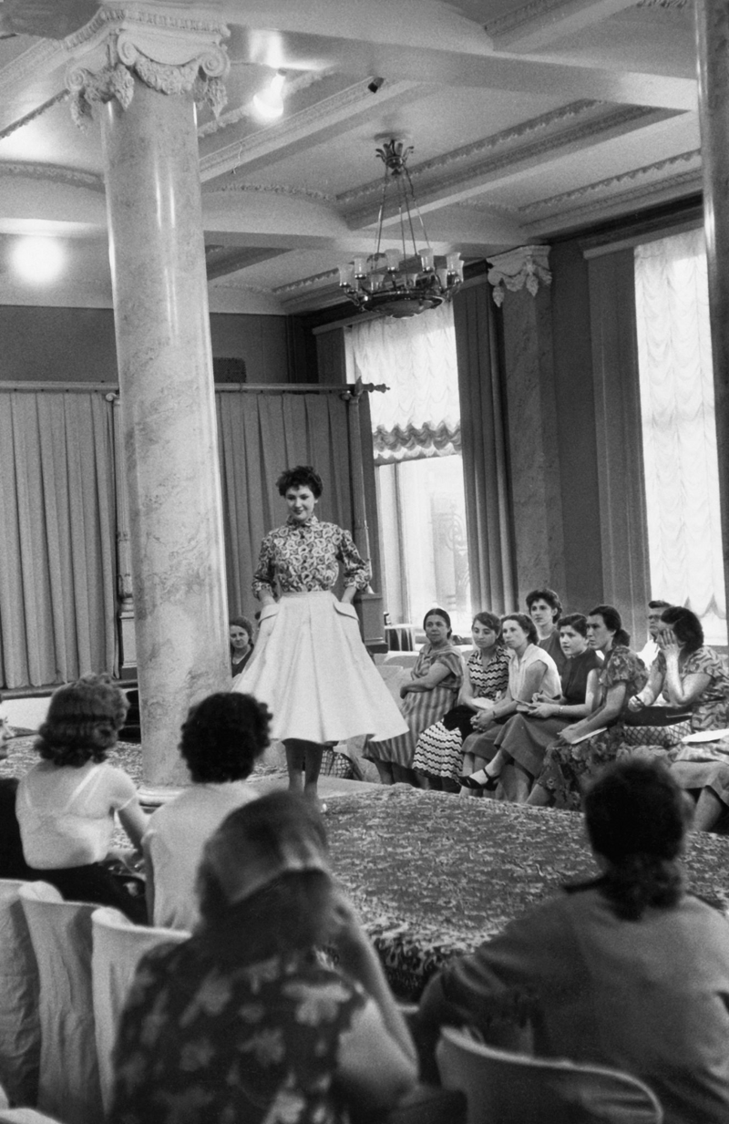 Молодая женщина демонстрирует одежду в Институте моды, Москва 1950-е