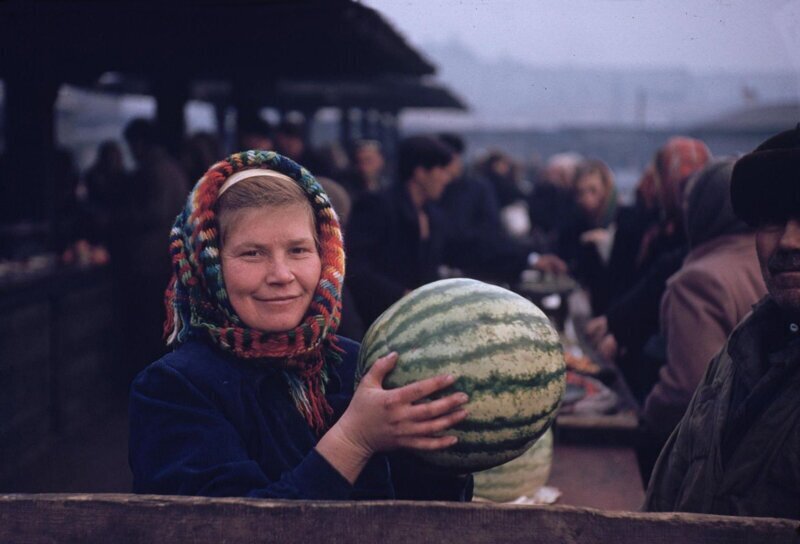 Колхозница и арбуз. Иркутск, 1959г.
