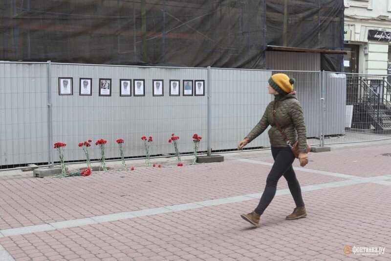 Стена памяти погибших из-за коронавируса медиков появилась в центре Петербурга