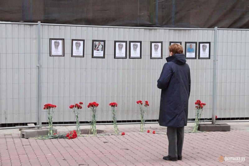 Стена памяти погибших из-за коронавируса медиков появилась в центре Петербурга