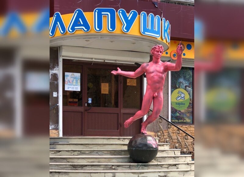 В Тольятти рядом с детским магазином красуется розовый голый Меркурий