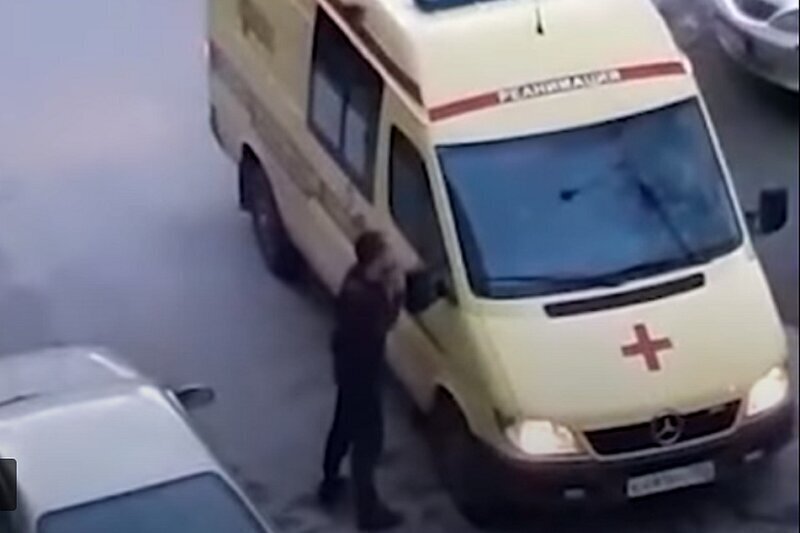 В Екатеринбурге нетрезвый мужчина напал на бригаду скорой помощи