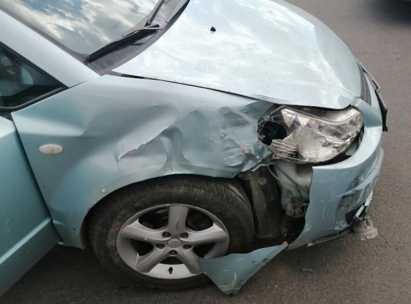 В Курске автомобилистка сбила дорожного рабочего, косившего траву