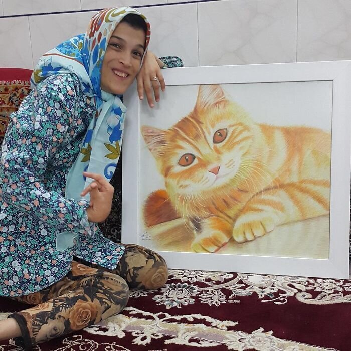 Иранская художница-инвалид рисует картины ногами