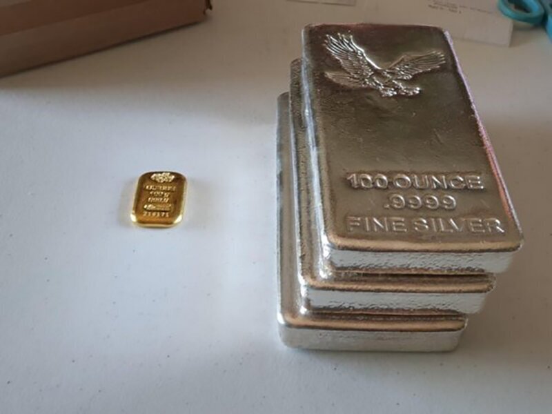 Чтобы купить всего 1 унцию (28,3 г) золота нужно 110 унций серебра. На снимке четко видно соотношение: слиток золота и 3 слитка серебра стоят одинаково - око 5 тысяч долларов