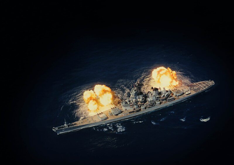 Американский линкор USS Iowa (BB-61) ведет огонь из орудий главного калибра (406 мм) на учениях, 1980-е годы