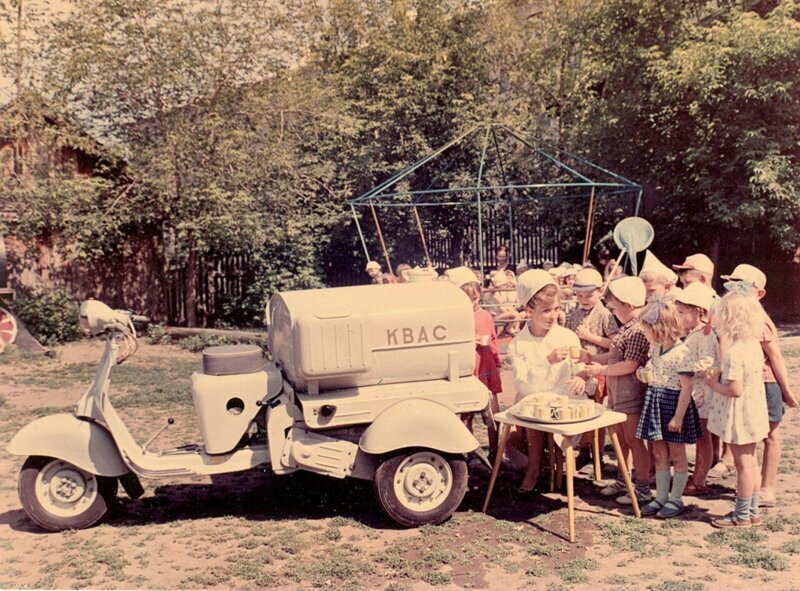 Раздача кваса в детском саду с грузового мотороллера «Вятка» МГ-150-Ц (цистерна), СССР, 1959 год.