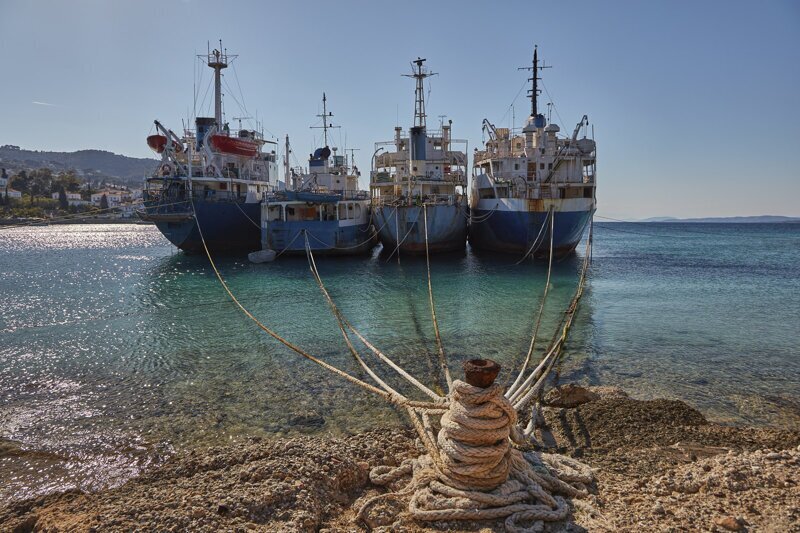 Списанные рыбацкие суда недалеко от Афин