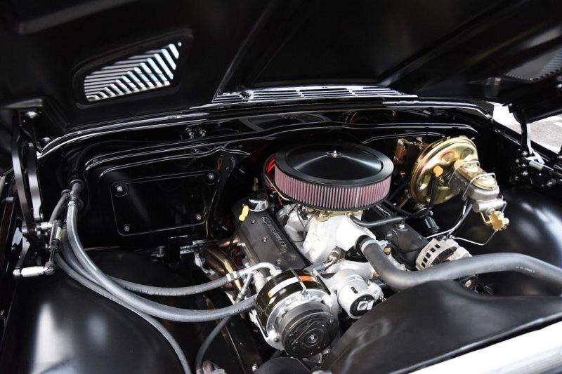 Под капотом поставили 5.7-литровый кастомный V8 ZZ430 от GM Performance Parts с топливной системой Holley Dominator и 4-ступенчатым "автоматом" 4L80 от Bowler Performance.