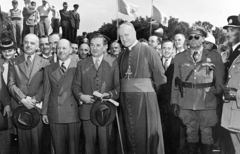 Морис Дюплесси (в центре) с кардиналом, на торжественном мероприятии