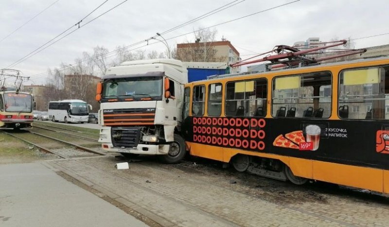 Авария дня. В Екатеринбурге столкнулись трамвай и грузовик