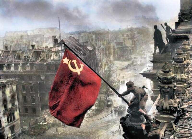 Знамя Победы над рейхстагом в Берлине