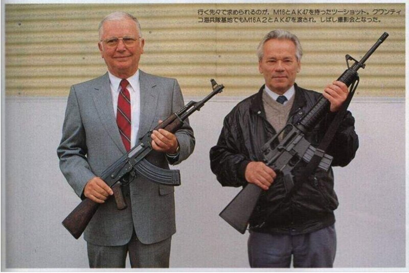 Евгений Стоунер и Михаил Калашников держат изобретения друг друга - АК-47 и М16 (1990)