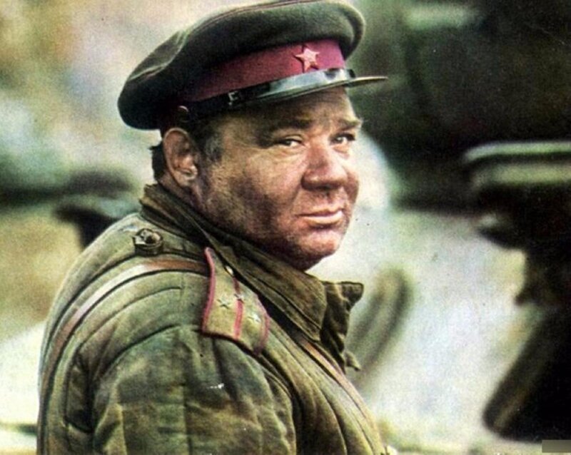 Евгений Леонов в роли старшего лейтенанта Кравцова (Под каменным небом, 1974 г.)