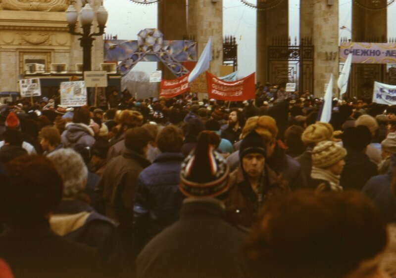 Политический митинг у центрального входа в Парк Горького. Москва, 1991