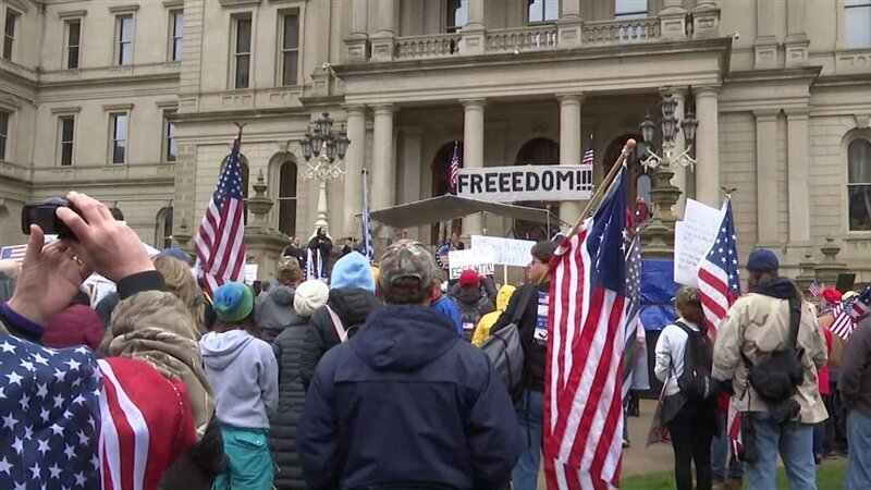 В Мичигане вооруженные жители устроили демонстрацию против продления режима самоизоляции