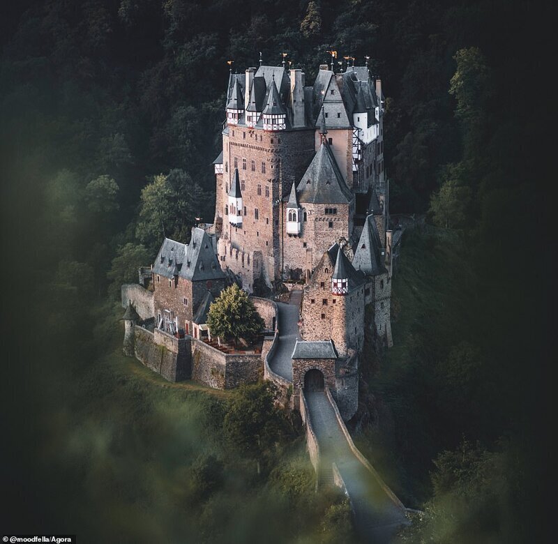Сказочный замкок Эльц в Майен-Кобленце, Германия