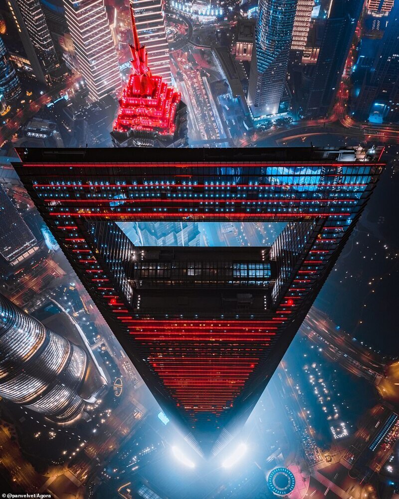 Шанхайский всемирный финансовый центр. Высота - 492 метра. Известен как "открывашка"