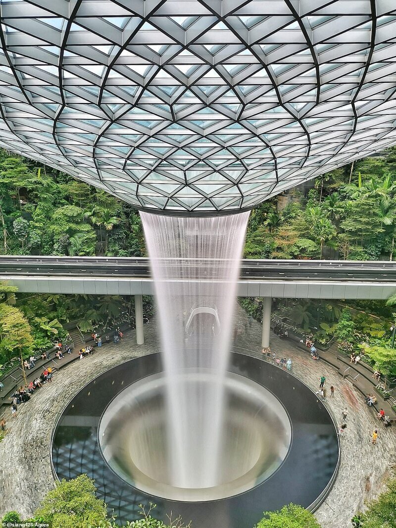 Невероятное сооружение в аэропорту Чанги, Сингапур