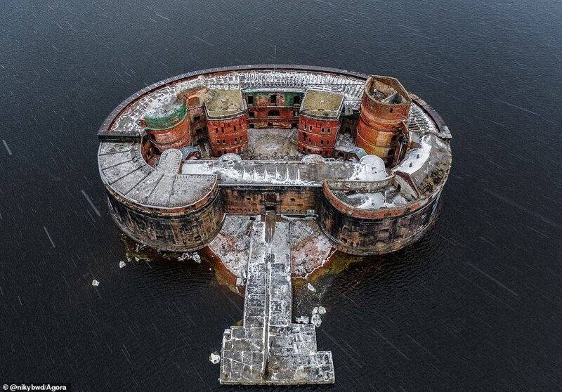 Плавучий форт "Александр I" в Финском заливе. Оборонительное сооружение на искусственном острове, недалеко от Санкт-Петербурга и Кронштадта