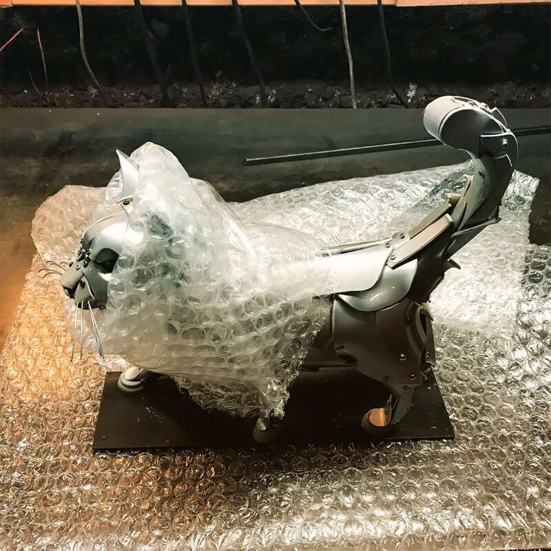 Скульптор создает фантастических животных из автомобильного мусора