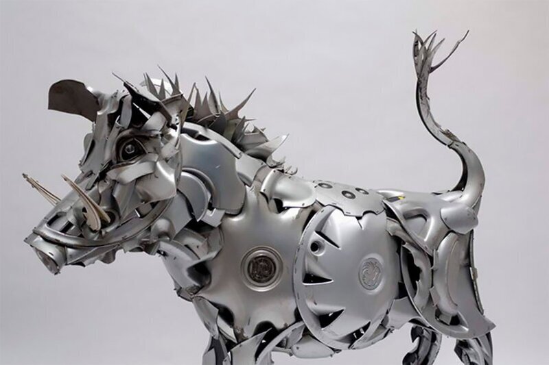Скульптор создает фантастических животных из автомобильного мусора