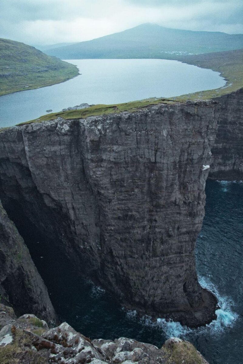 Озеро Сорвагсватн (его также часто называют «озеро над океаном»), Фарерские острова.