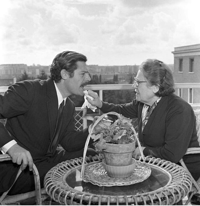 Марчелло Мастроянни и мама Ида на террасе дома в Через ди Порта Латина в Риме 1963