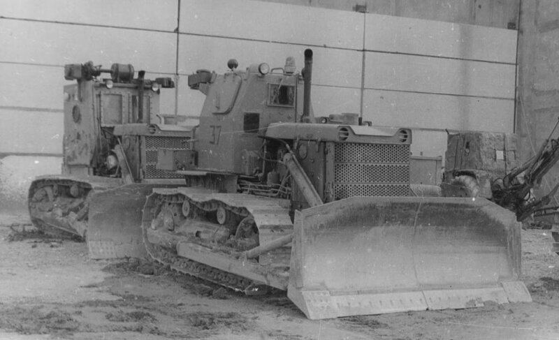 Два бульдозера Т–130 с разными вариантами защитных кабин–капсул на ликвидации последствий Чернобыльской катастрофы, 1986 год, Припять
