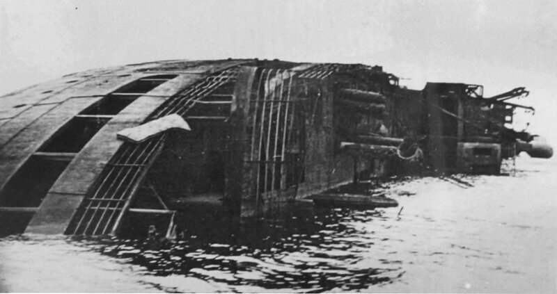Выгоревший корпус "Кап Арконы" на дне Любекской бухты. В 1949 году его разобрали на металл.