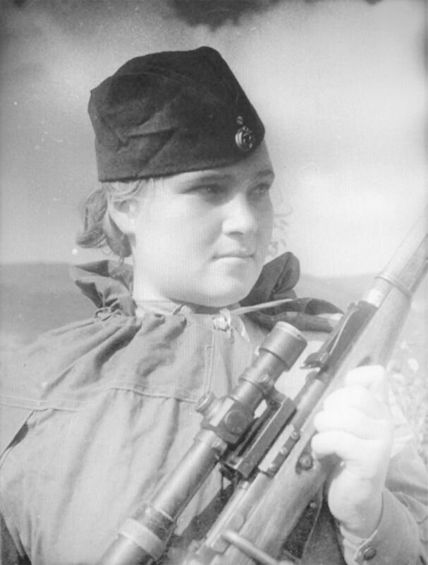 Снайпер 255-й бригады морской пехоты Черноморского флота старший краснофлотец Елизавета Федоровна Миронова (1924—1943) в районе Новороссийска.