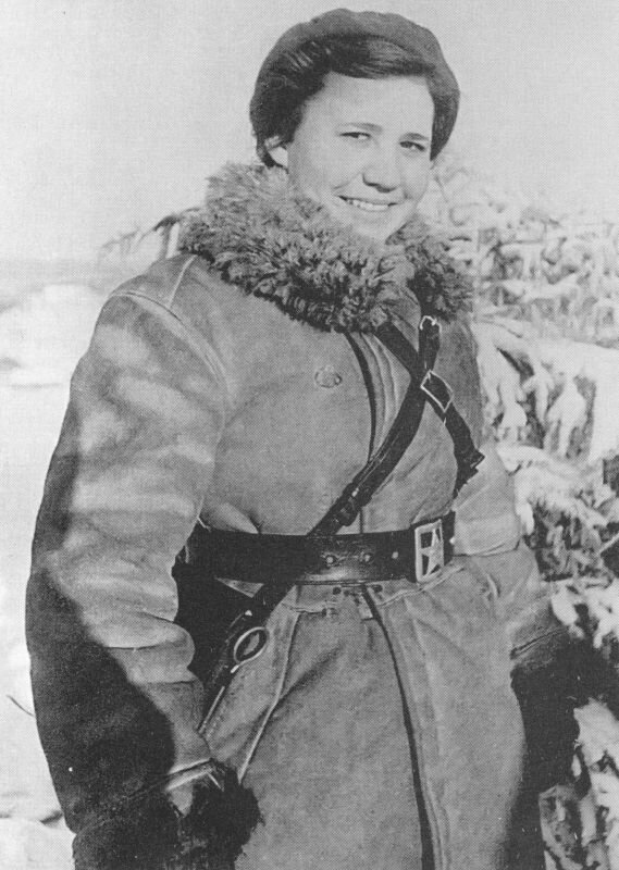 Врач 19-го стрелкового полка 90-й стрелковой дивизии военврач 3-го ранга Антонина Петровна Нефедова (г.р. 1917), награжденная медалью «За отвагу»