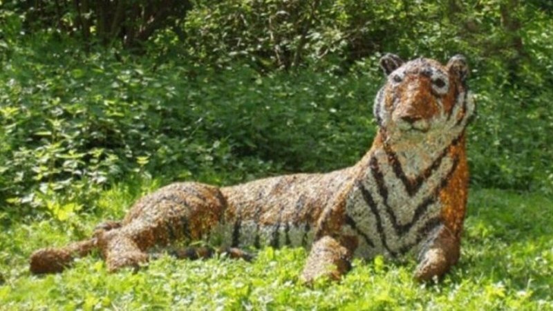 В Англии вооруженные полицейские пытались «поймать» скульптуру тигра, которая напугала людей
