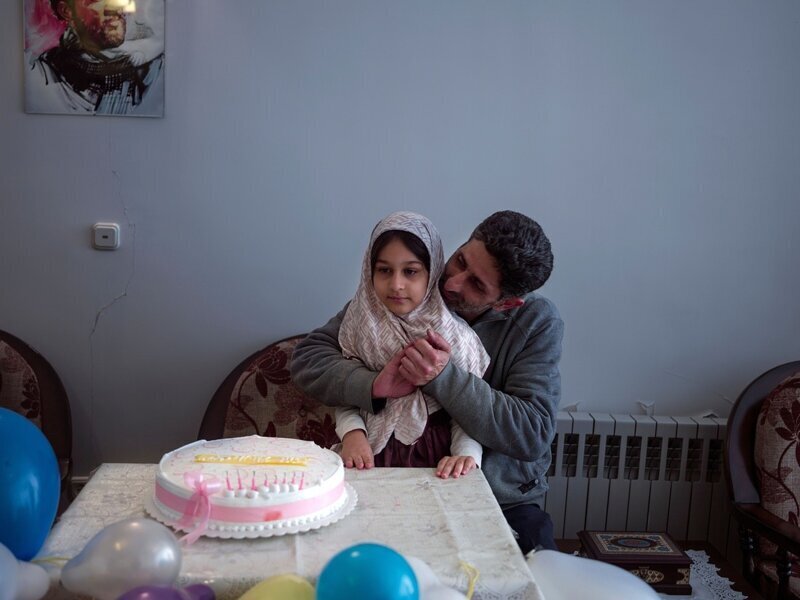 Али, ветеран войны, и его дочь Хадис на ее восьмом дне рождения. Али воевал на фронтах ирано-иракской войны семь лет, присоединившись в качестве добровольца, когда ему было 16. «Мое тело вернулось домой, — говорит он, — но мой дух остался там».