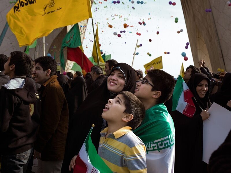Наджиех и ее сыновья на параде празднования 35-летия исламской революции на площади Свободы.