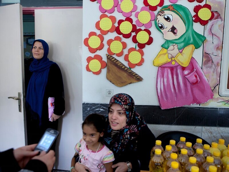 Наджиех на волонтерской работе по организации питания в школе в бедном районе Тегерана. Она и ее семья, все члены которой очень религиозны, часто помогают бедным.