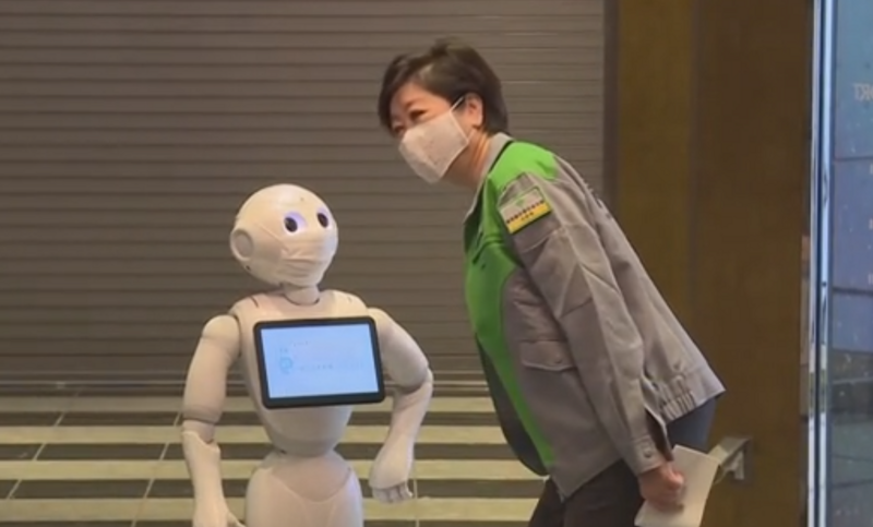 Отели с пациентами с COVID-19 в Токио оснащают роботами