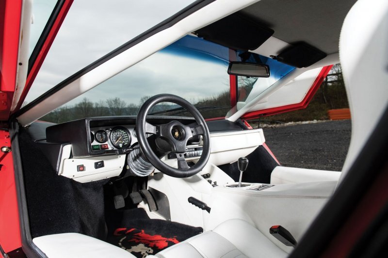 Великолепный Lamborghini Countach LP500 S с белым салоном выставят на торги